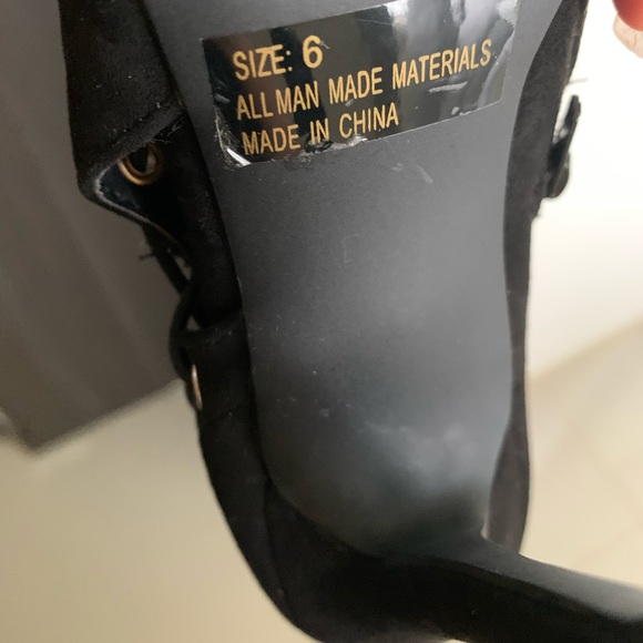 Black swade heels 👠 - Picture 4 of 5